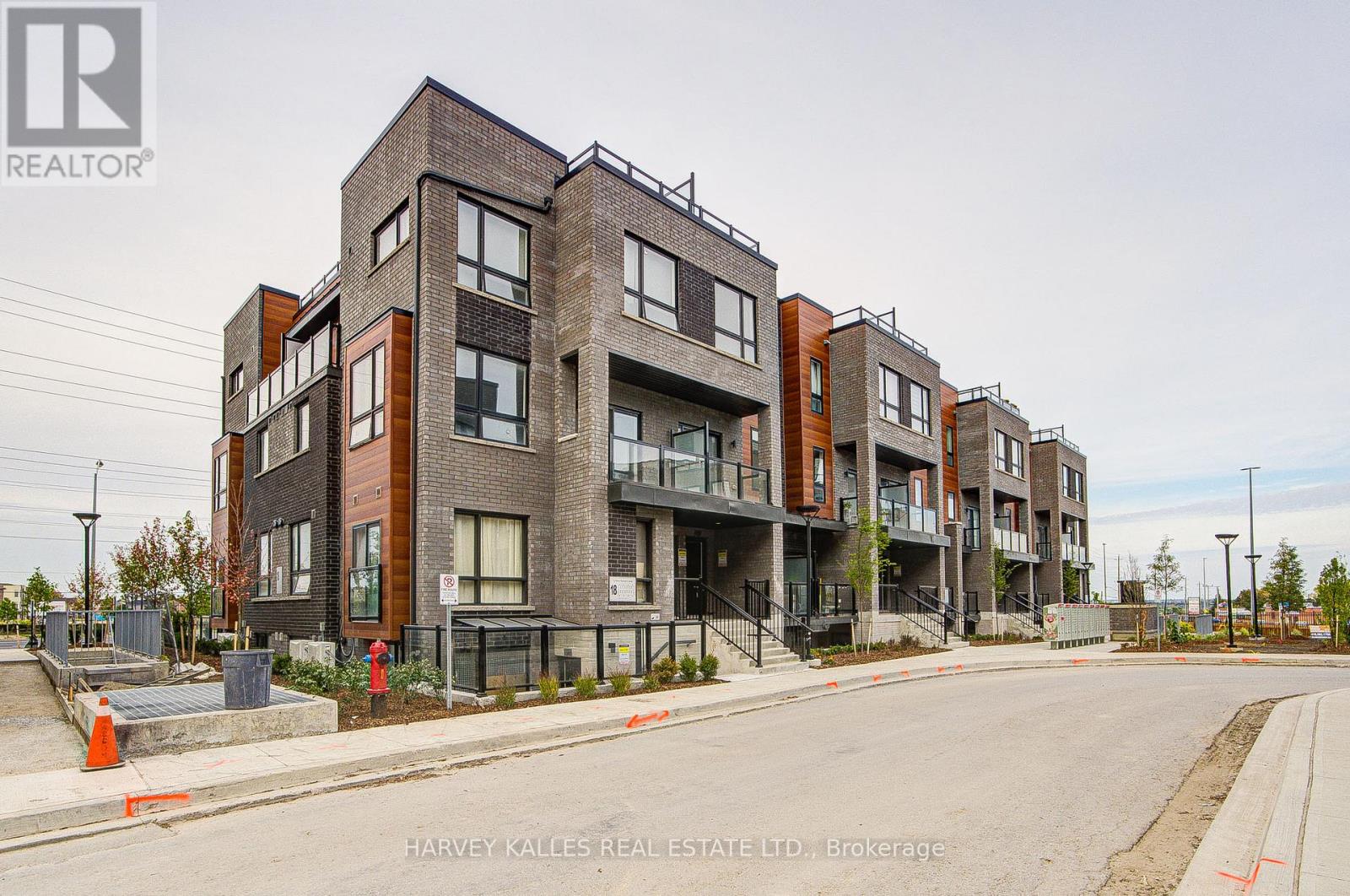 11 - 18 LYTHAM GREEN CIRCLE, Newmarket, Ontario