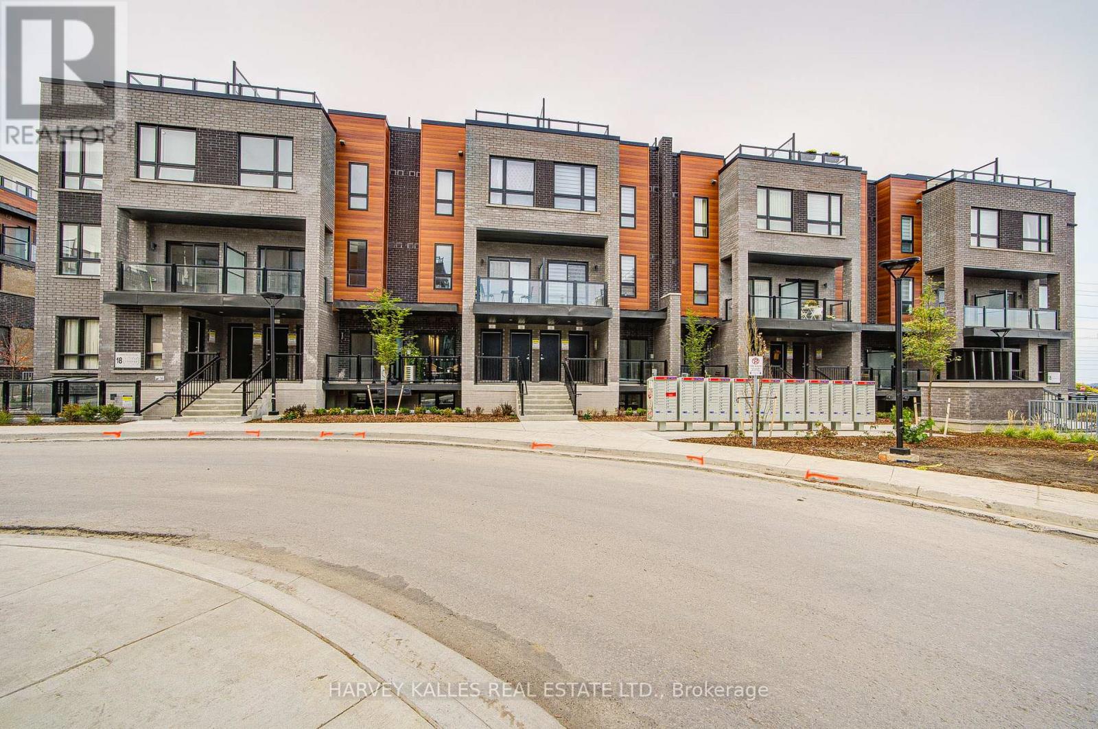 11 - 18 Lytham Green Circle, Newmarket, Ontario  L3Y 0H4 - Photo 2 - N12728750