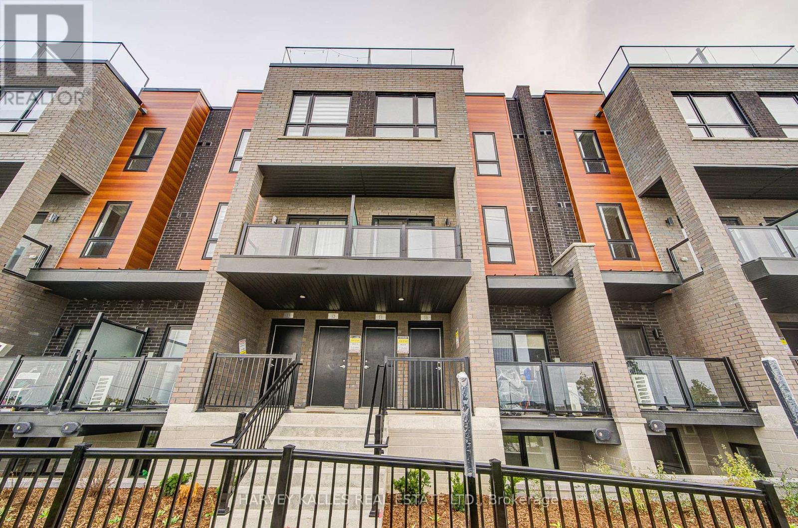 11 - 18 Lytham Green Circle, Newmarket, Ontario  L3Y 0H4 - Photo 4 - N12728750