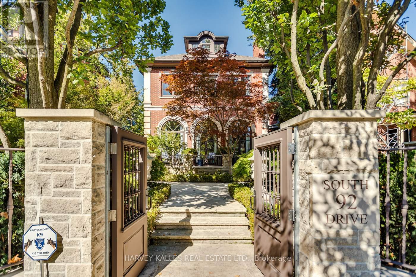 92 SOUTH DRIVE, Toronto, Ontario