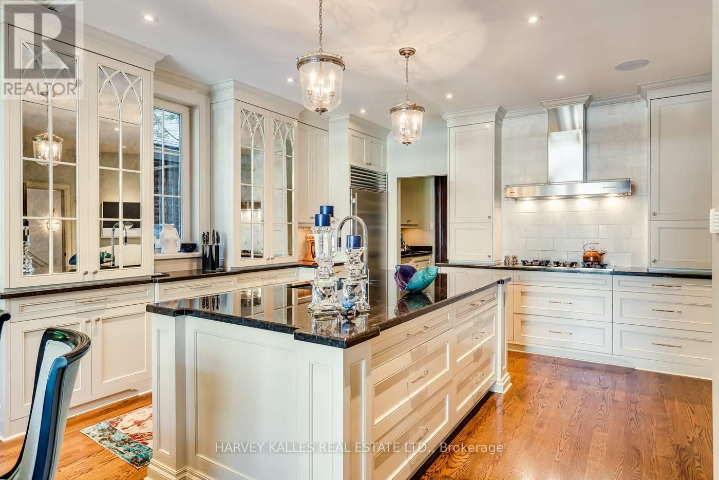 92 South Drive, Toronto, Ontario  M4W 1R6 - Photo 14 - C12731854