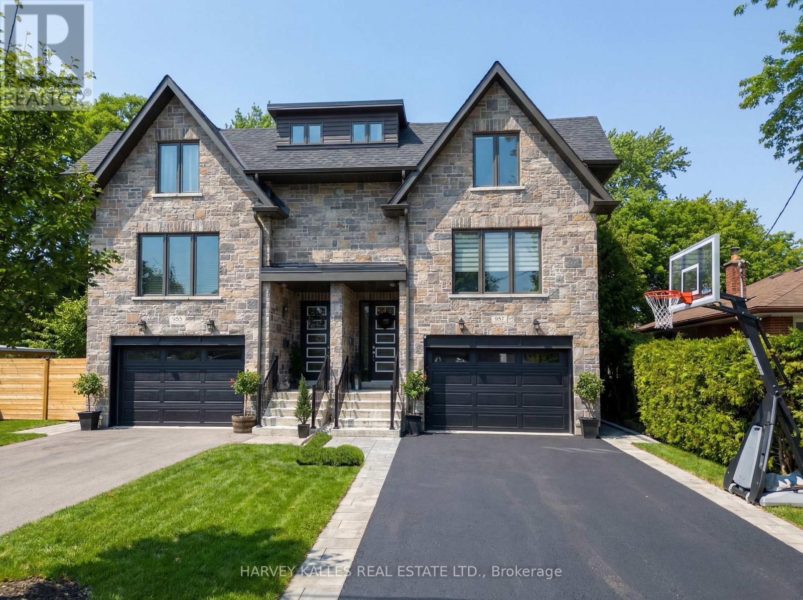 957 Eighth Street, Mississauga, Ontario  L5E 1R6 - Photo 3 - W12736306