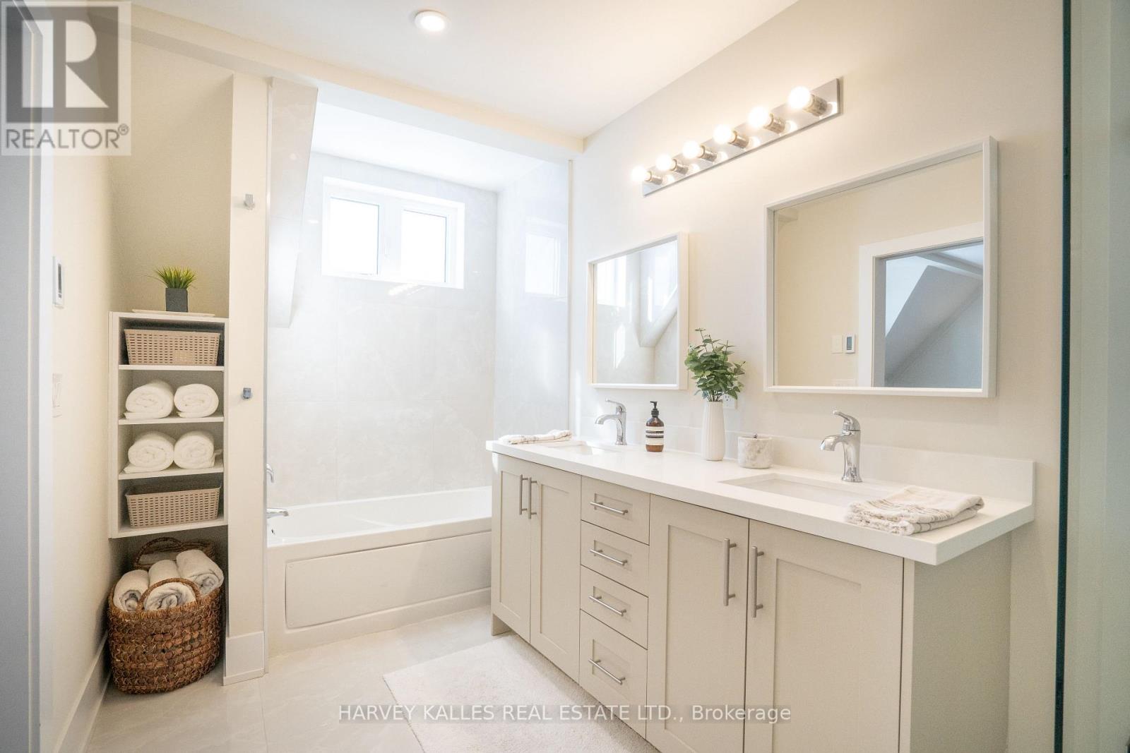 957 Eighth Street, Mississauga, Ontario  L5E 1R6 - Photo 30 - W12736306