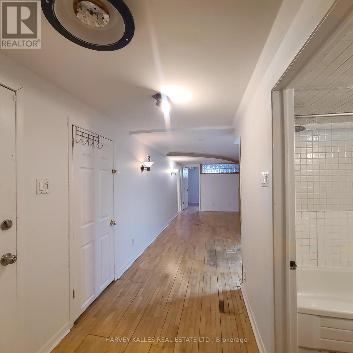 Lower - 98 Lowther Avenue, Toronto, Ontario M5R 1E2 - Photo 2 - C12740558