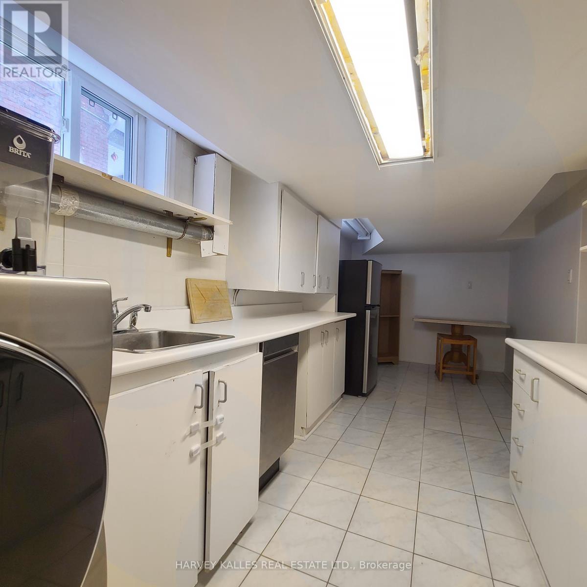 Lower - 98 Lowther Avenue, Toronto, Ontario M5R 1E2 - Photo 6 - C12740558