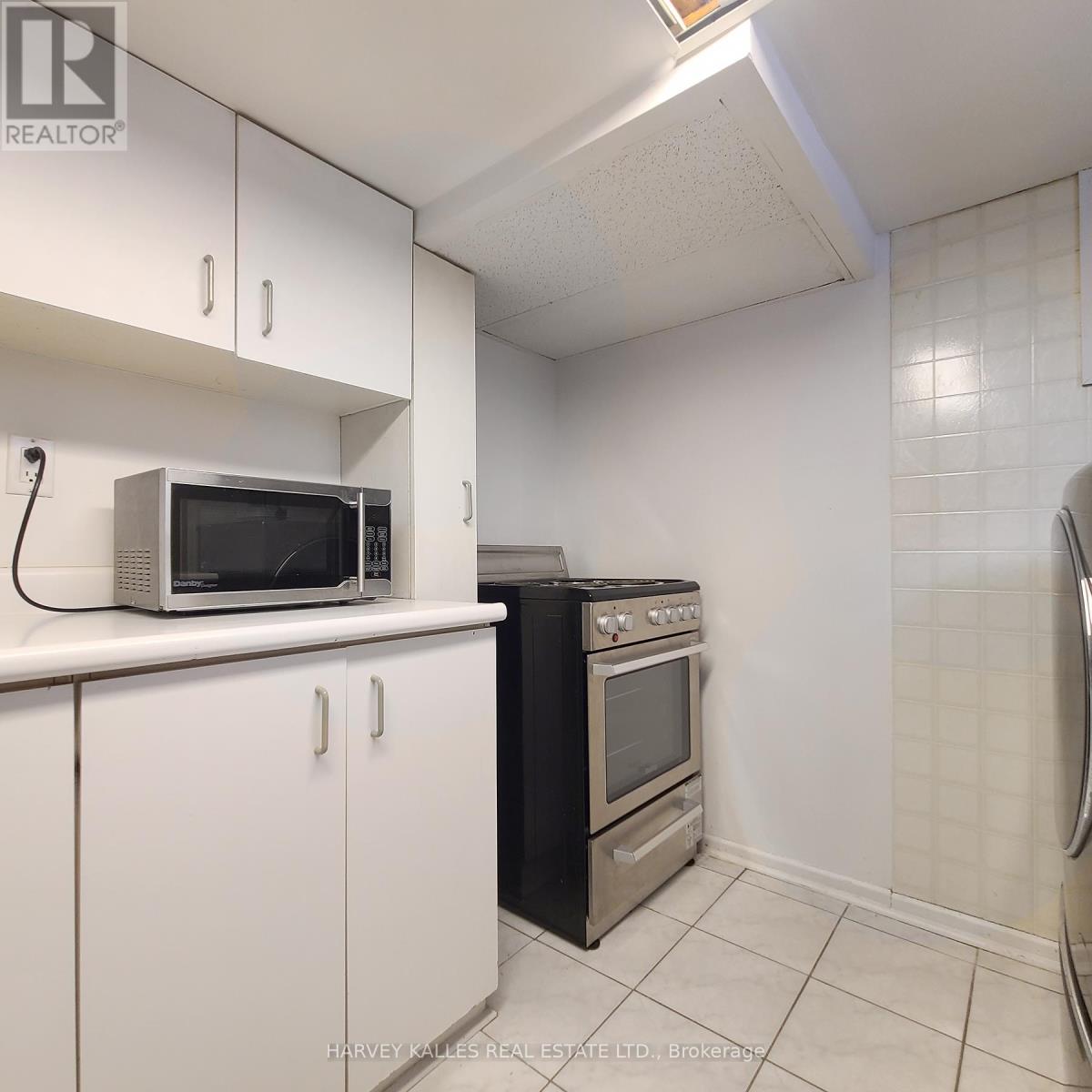 Lower - 98 Lowther Avenue, Toronto, Ontario M5R 1E2 - Photo 7 - C12740558