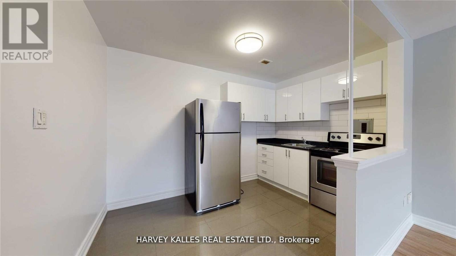 B4 - 4 Greentree Court, Toronto, Ontario  M6M 2A2 - Photo 7 - W12742126