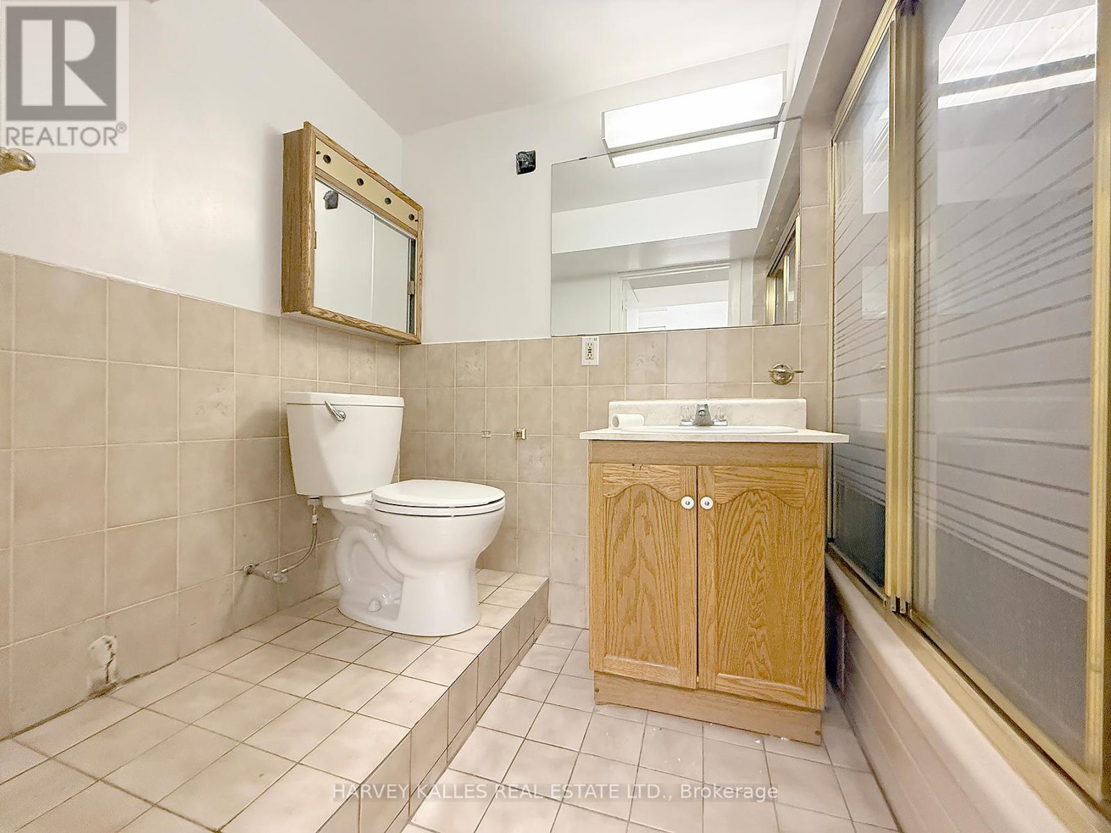 Lower - 214 Dixon Road, Toronto, Ontario  M9P 2M1 - Photo 9 - W12744280