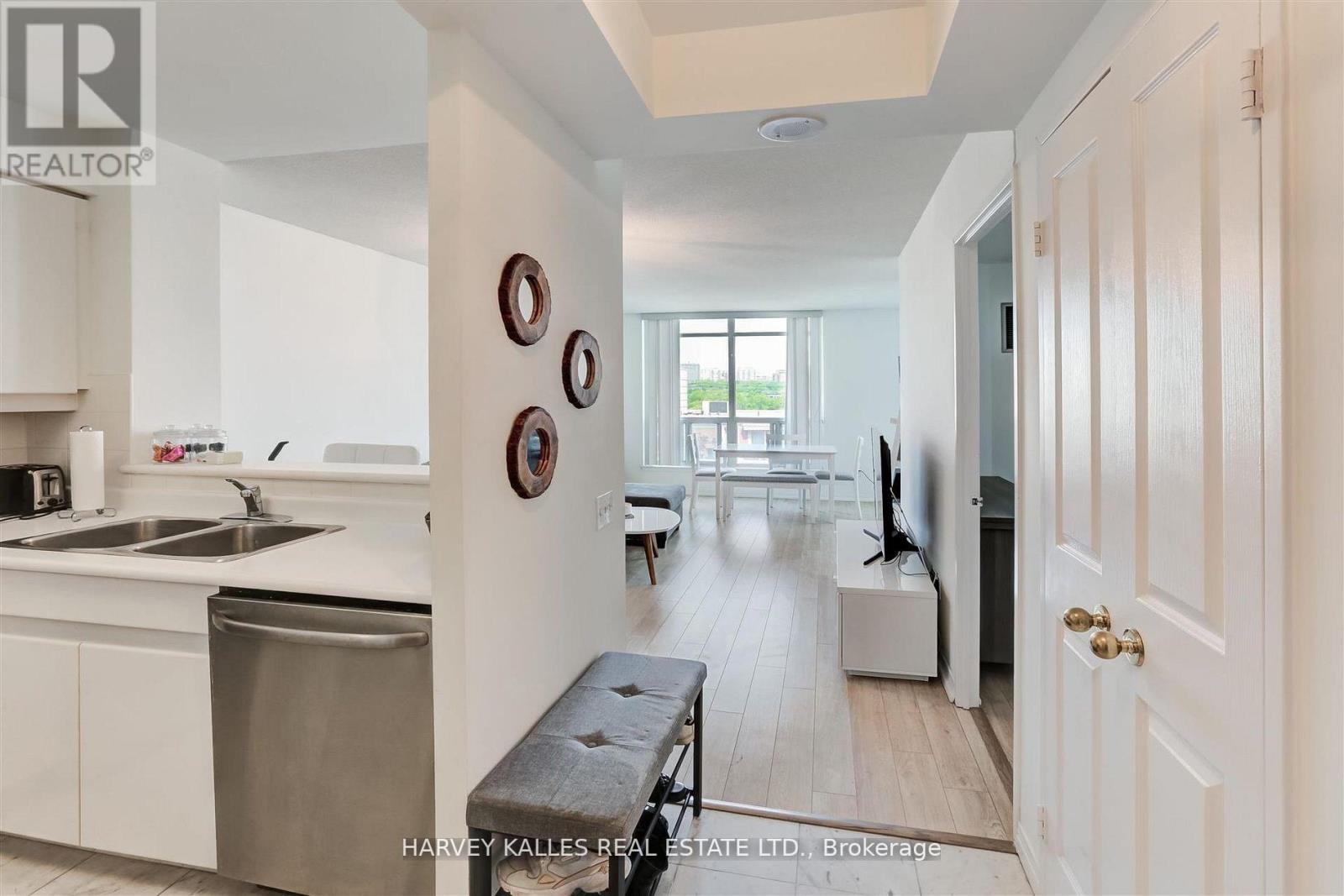 1018 - 942 Yonge Street, Toronto, Ontario M4W 3S8 - Photo 5 - C12751068