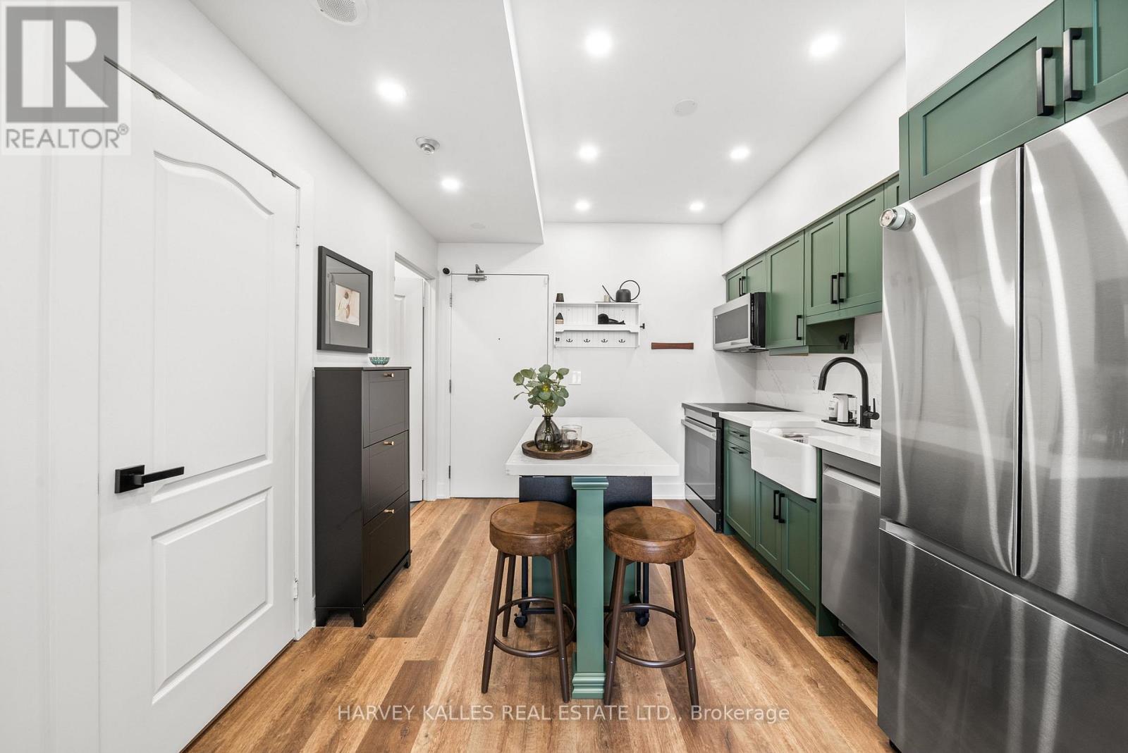 1305 - 4 Elsinore Path, Toronto, Ontario  M8V 4G7 - Photo 4 - W12755920