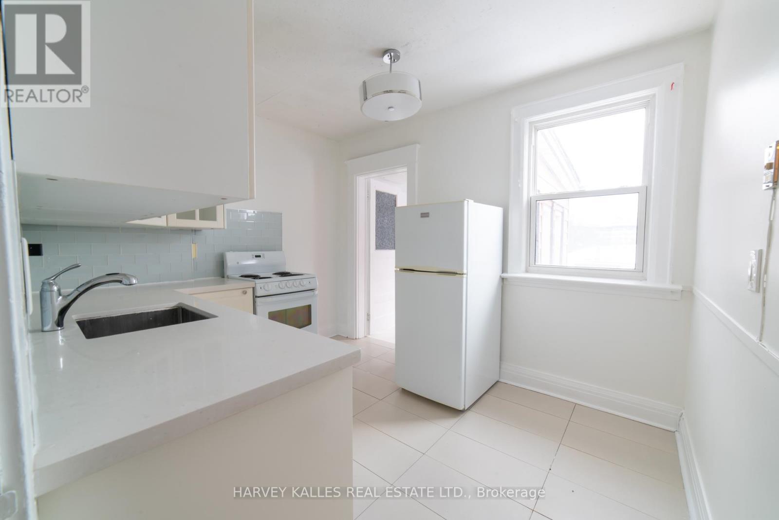 Upper - 885 Davenport Road, Toronto, Ontario M6G 2B4 - Photo 3 - C12758000