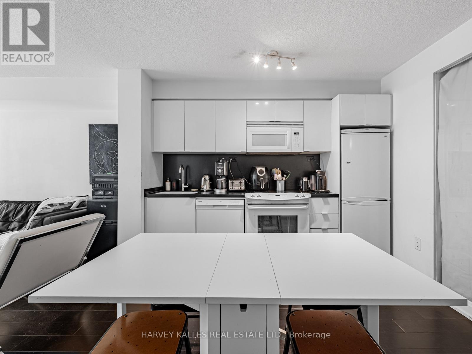 655 - 10 Capreol Court, Toronto, Ontario  M5V 4A5 - Photo 10 - C12758362