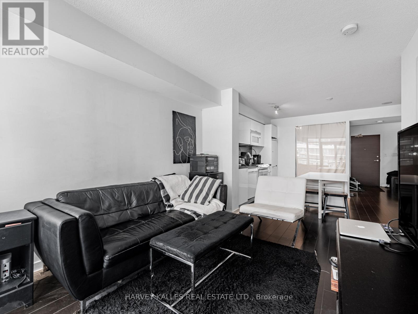 655 - 10 Capreol Court, Toronto, Ontario  M5V 4A5 - Photo 6 - C12758362