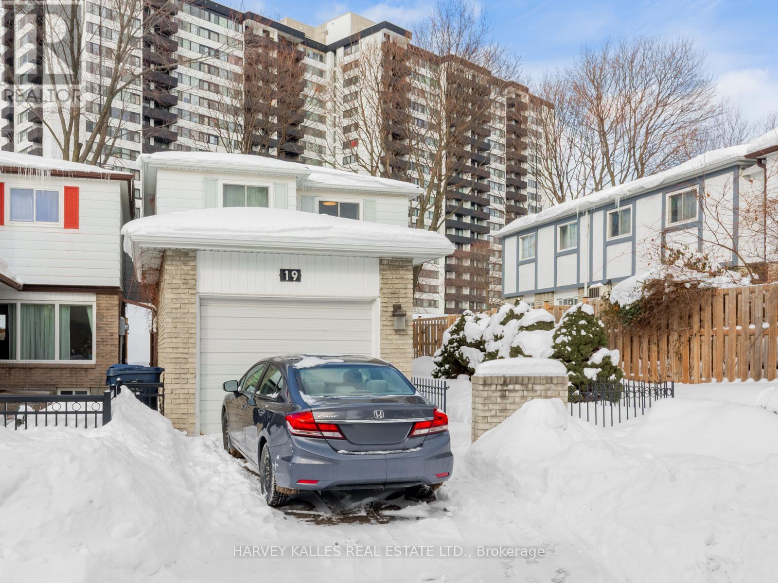 19 Coach Liteway, Toronto, Ontario  M2R 3J8 - Photo 2 - C12758404