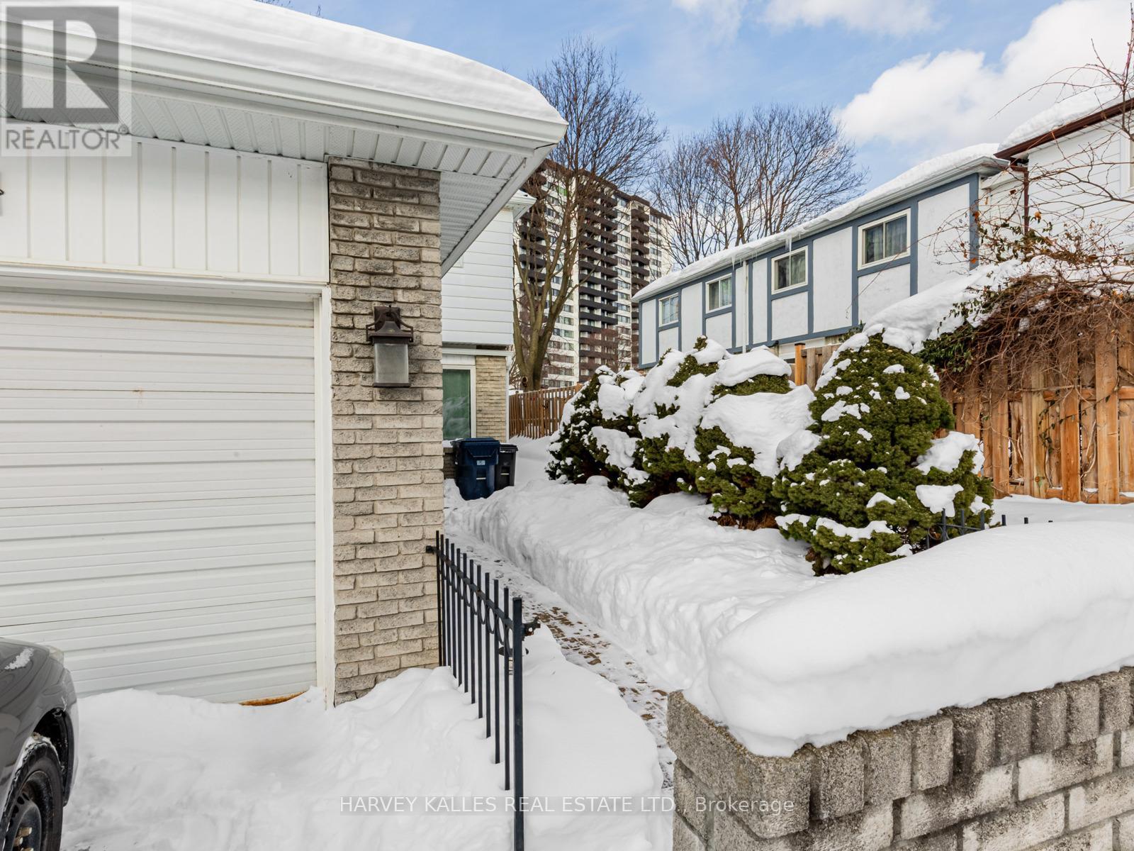 19 Coach Liteway, Toronto, Ontario  M2R 3J8 - Photo 3 - C12758404