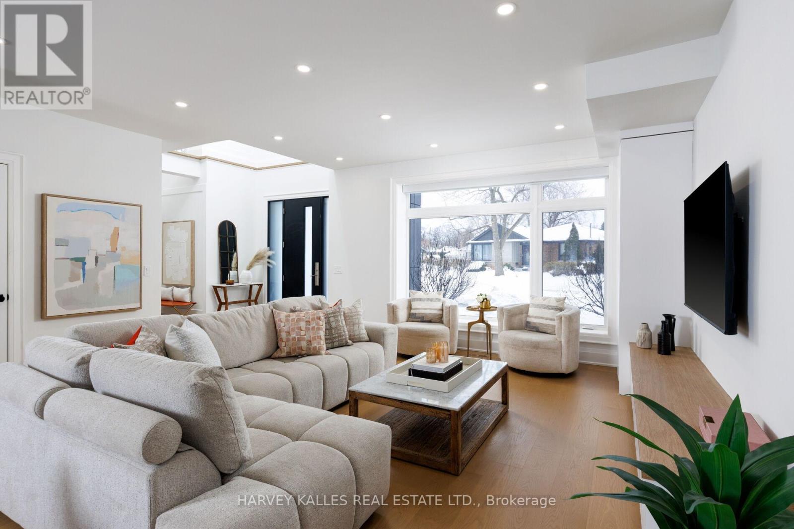 90 Great Oak Drive, Toronto, Ontario  M9A 1N5 - Photo 7 - W12758464