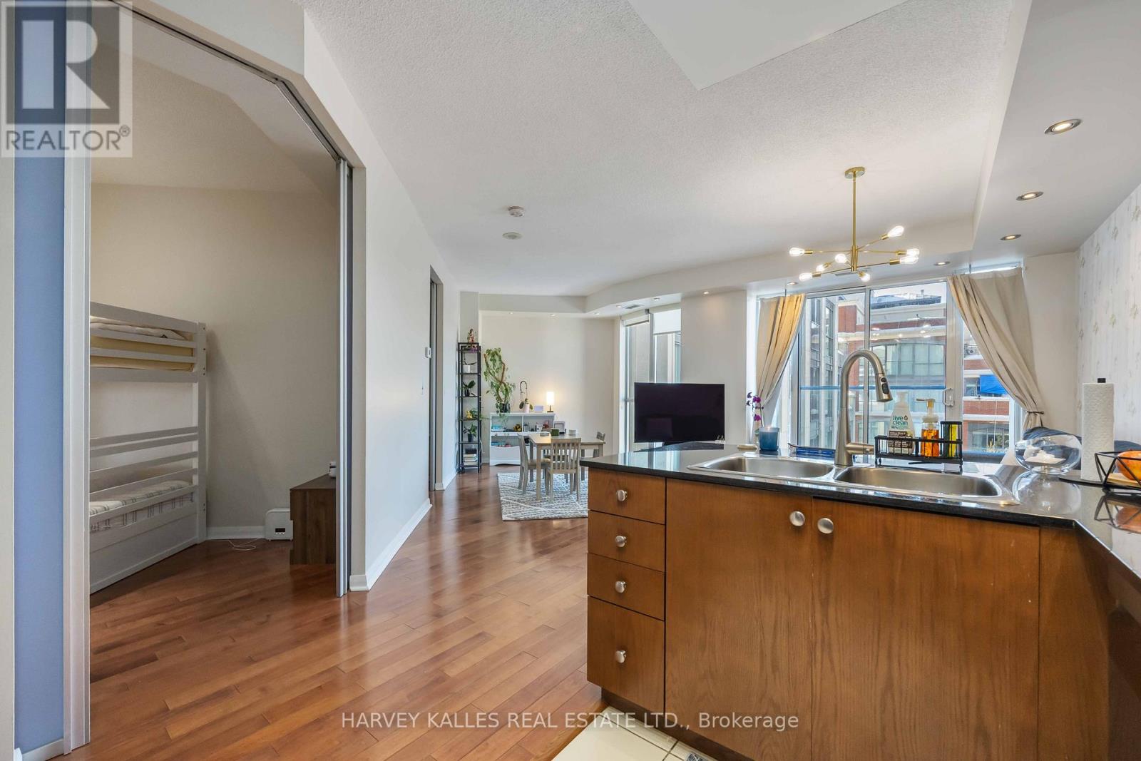 601 - 18 Beverley Street, Toronto, Ontario M5T 3L2 - Photo 9 - C12759562