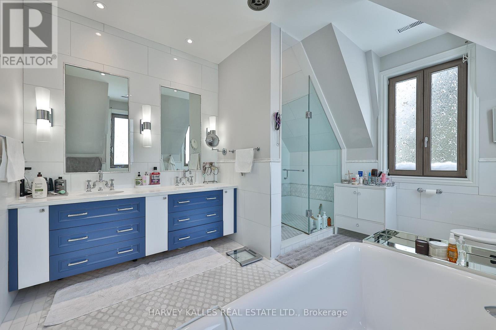 318 Maple Leaf Drive, Toronto, Ontario  M6L 1P6 - Photo 24 - W12760892