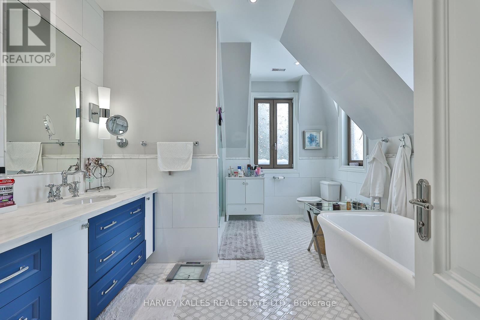 318 Maple Leaf Drive, Toronto, Ontario  M6L 1P6 - Photo 25 - W12760892