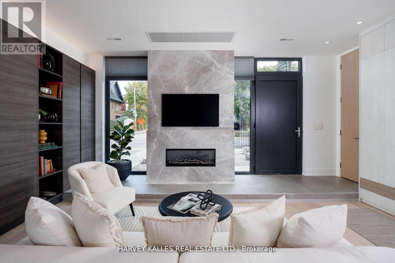 60 Hiltz Avenue, Toronto, Ontario M4L 2N5 - Photo 4 - E12767636