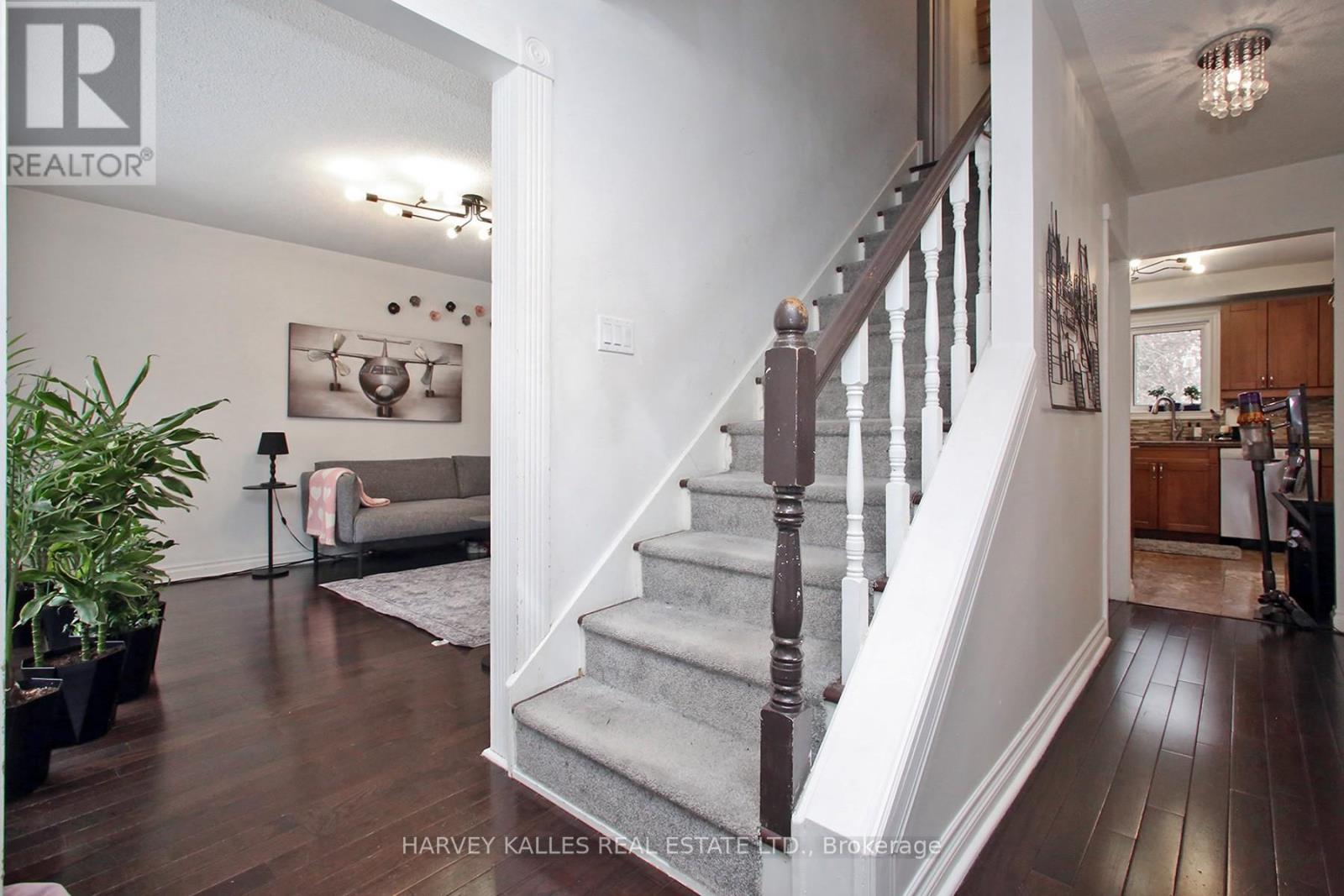 161 Romfield Circuit, Markham, Ontario L3T 3H7 - Photo 4 - N12778892