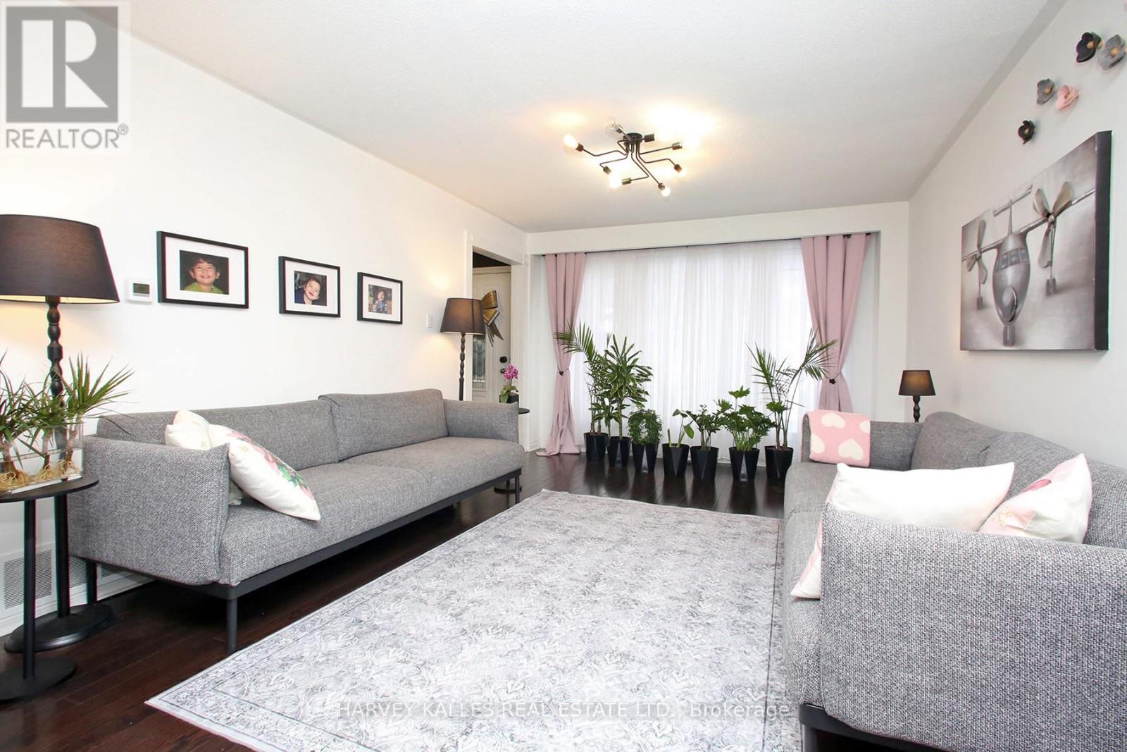 161 Romfield Circuit, Markham, Ontario L3T 3H7 - Photo 6 - N12778892