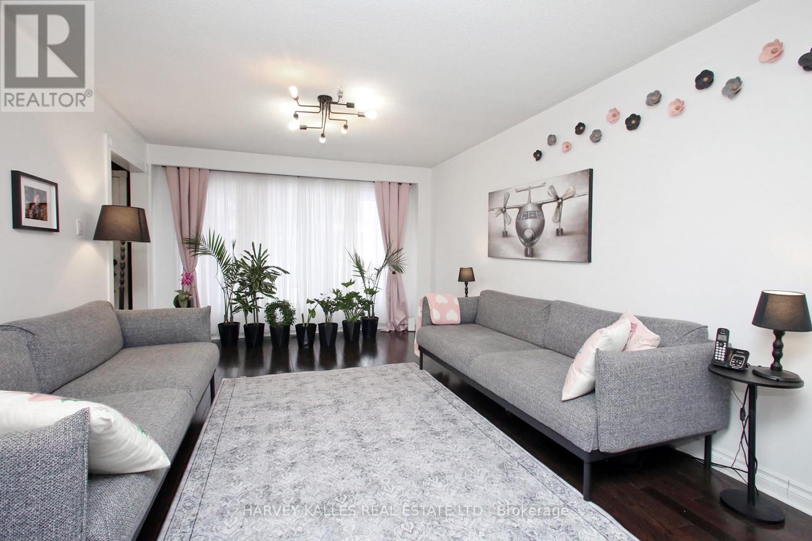 161 Romfield Circuit, Markham, Ontario L3T 3H7 - Photo 7 - N12778892