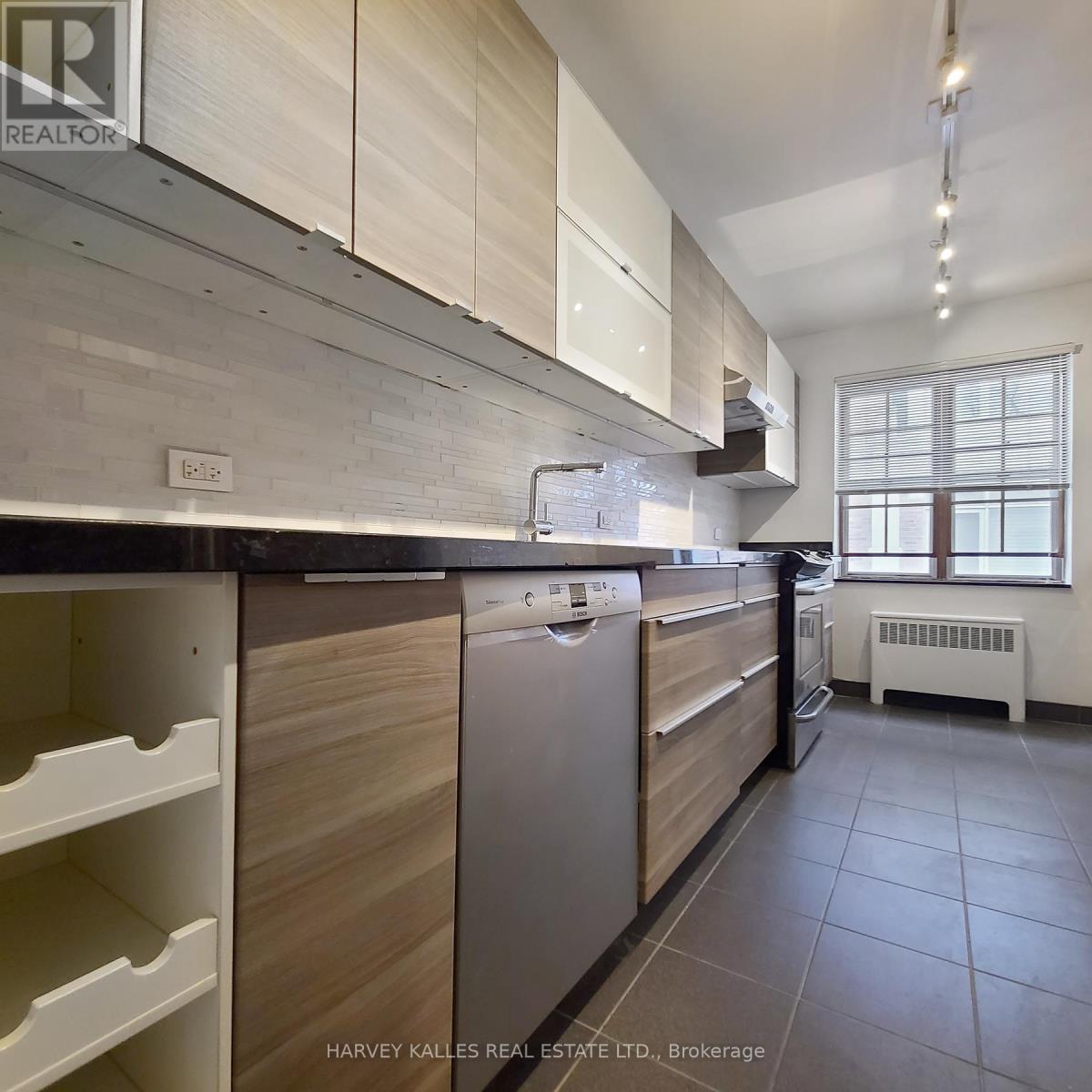 6 - 65 Old Mill Road, Toronto, Ontario M8X 1G9 - Photo 3 - W12784834