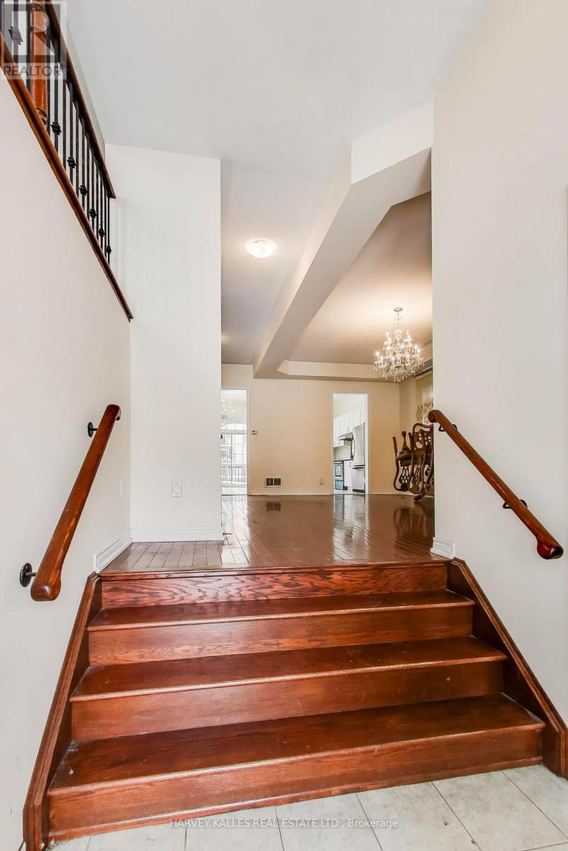 28 Morganfield Court, Richmond Hill, Ontario L4E 0S6 - Photo 8 - N12788786