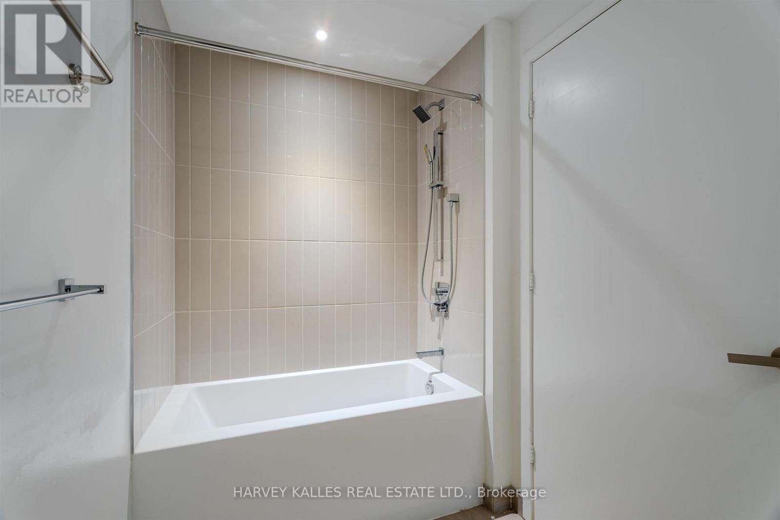 5211 - 3900 Confederation Parkway, Mississauga, Ontario L5B 0M3 - Photo 19 - W12788780