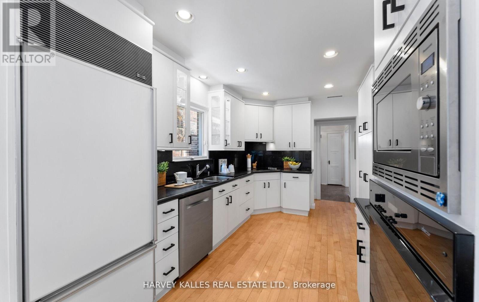 565 Briar Hill Avenue, Toronto, Ontario  M5N 1N1 - Photo 16 - C12792544