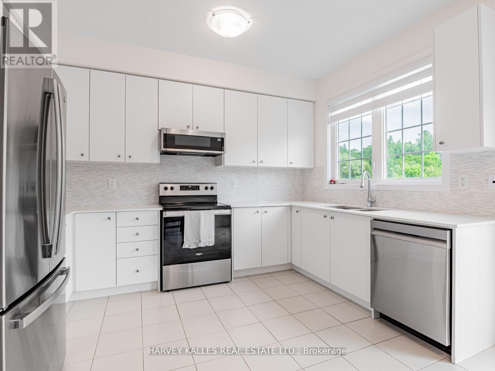 104 Lyall Stokes Circle, East Gwillimbury, Ontario  L0G 1M0 - Photo 12 - N12792630