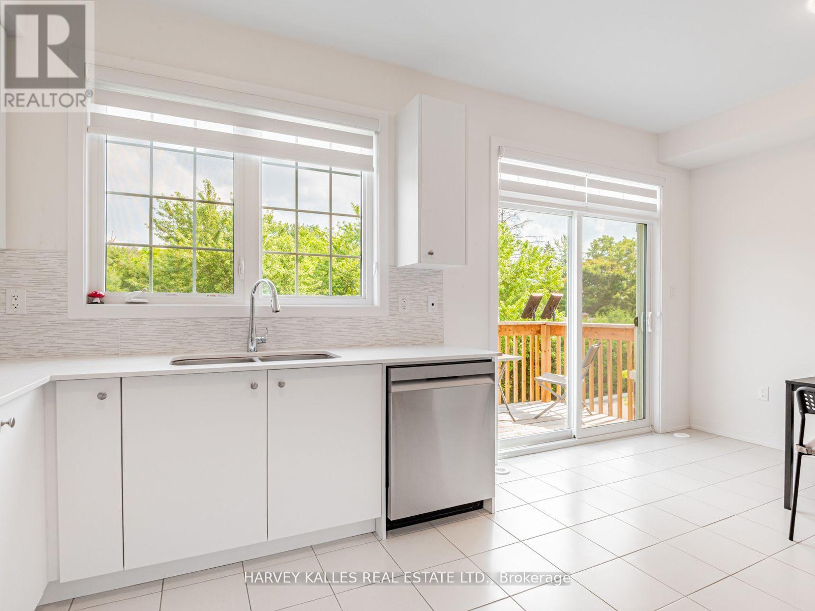 104 Lyall Stokes Circle, East Gwillimbury, Ontario  L0G 1M0 - Photo 14 - N12792630