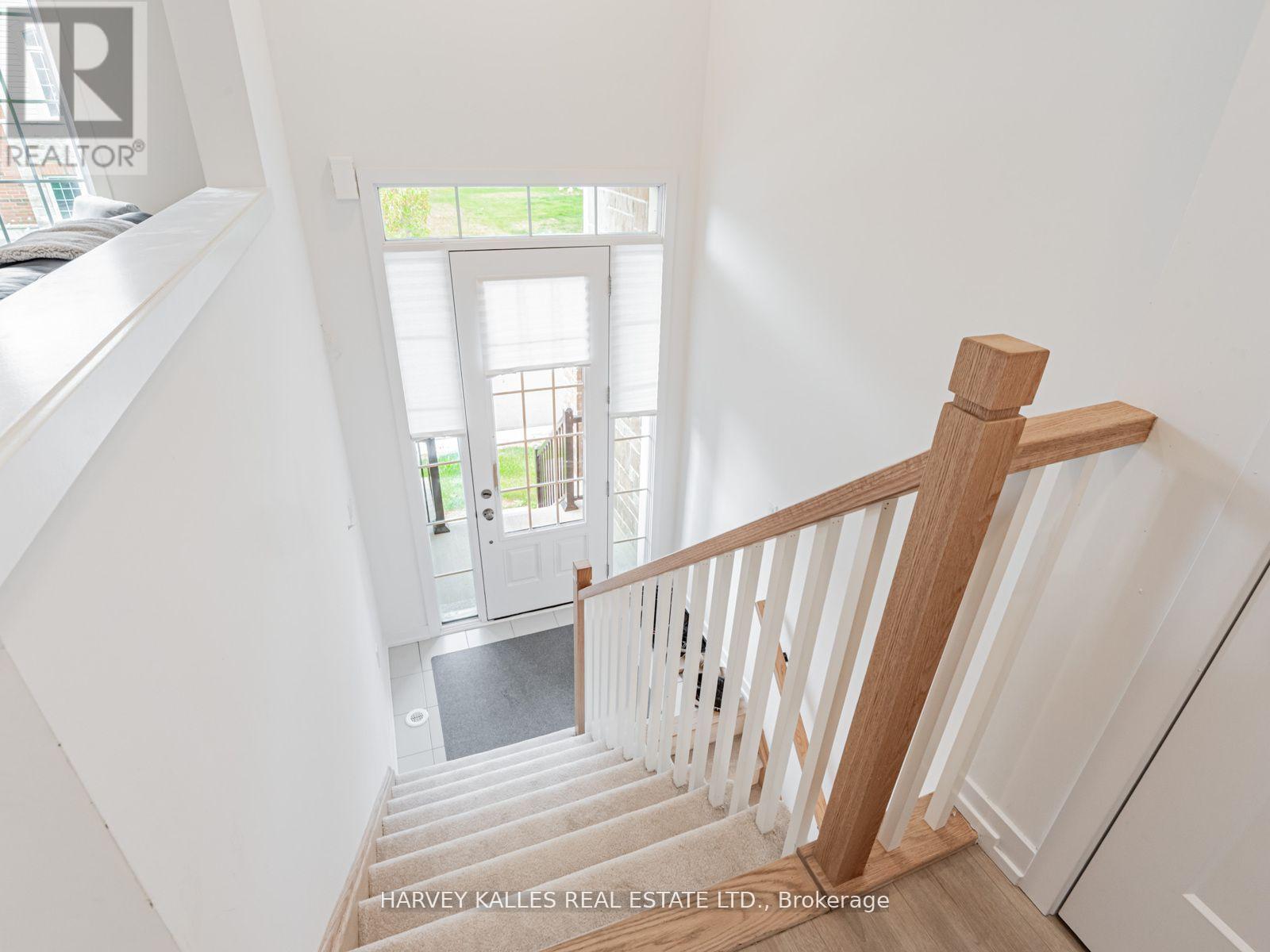 104 Lyall Stokes Circle, East Gwillimbury, Ontario  L0G 1M0 - Photo 4 - N12792630