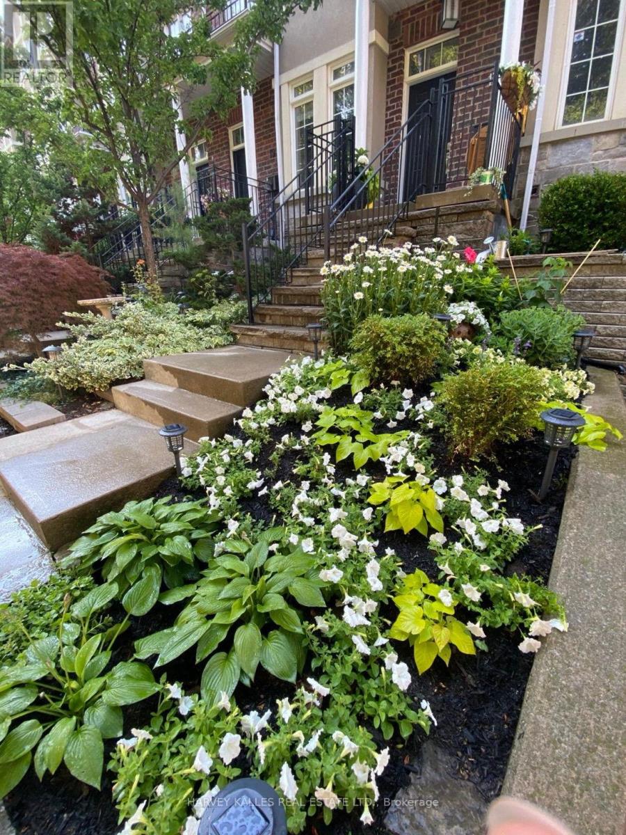 17 Peelar Mews, Toronto, Ontario  M8Y 0B1 - Photo 7 - W12793820