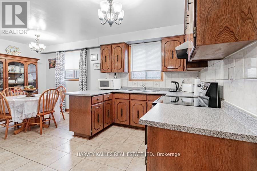 33 Tolton Drive S, Brampton, Ontario  L6V 2P9 - Photo 5 - W12794926