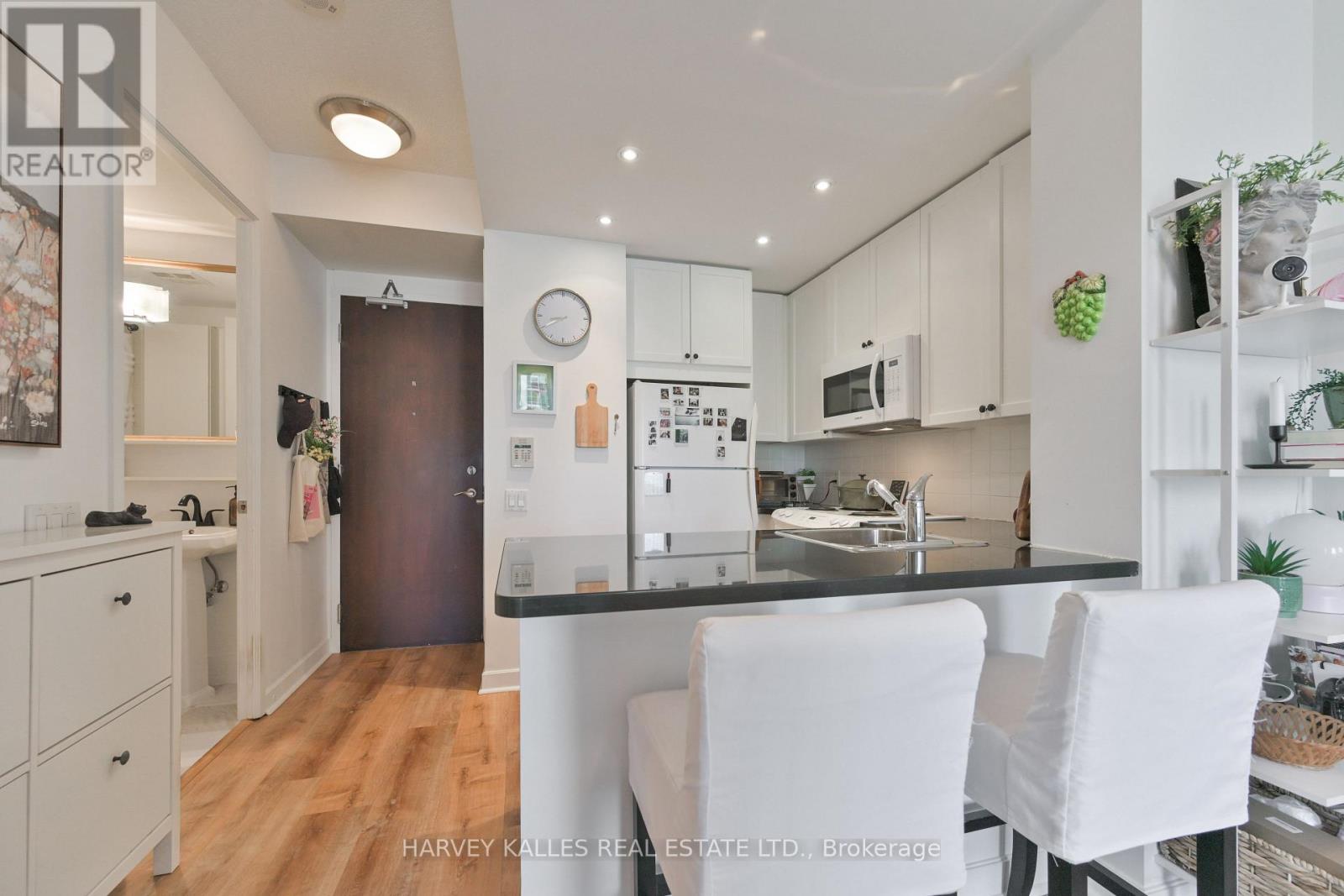 1704 - 85 Bloor Street E, Toronto, Ontario  M4W 3Y1 - Photo 5 - C12796734