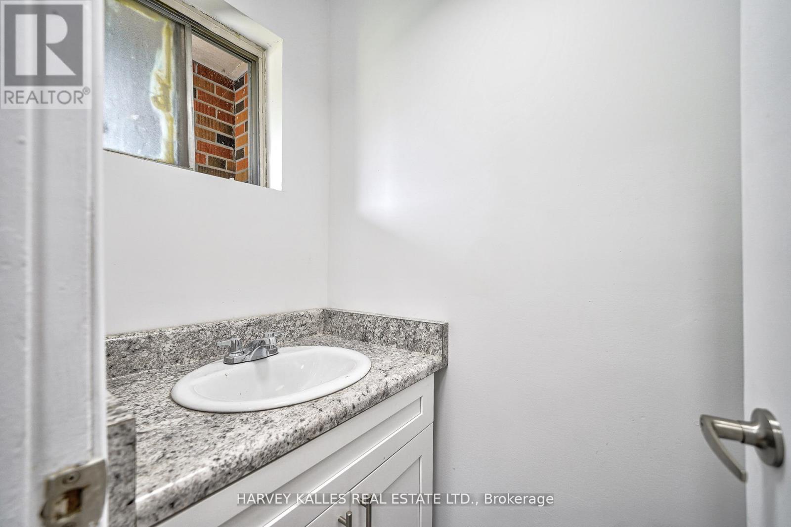 Th511 - 2000 Sheppard Avenue W, Toronto, Ontario  M3N 1A2 - Photo 4 - W12799732