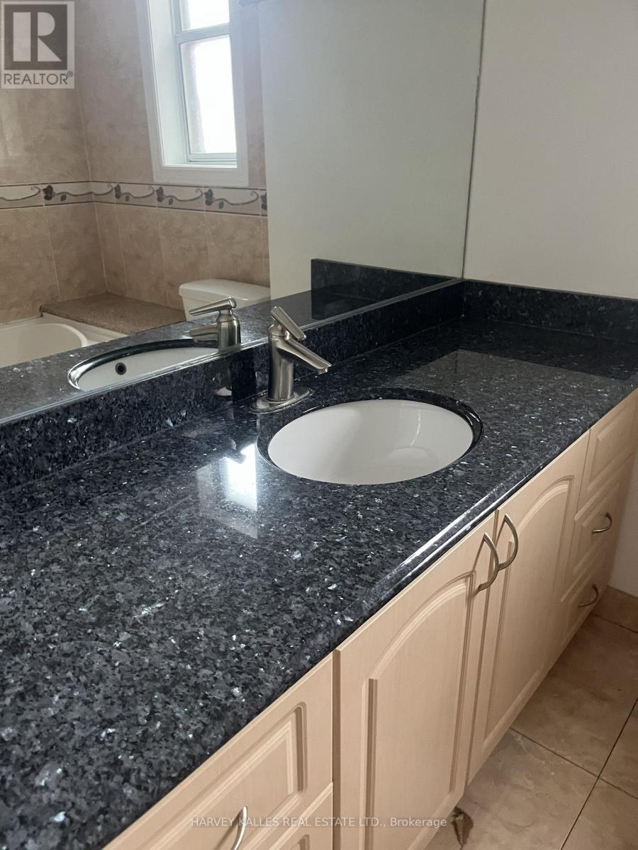 Upper - 916 Bloor Street W, Toronto, Ontario  M6H 1L1 - Photo 11 - W12803848