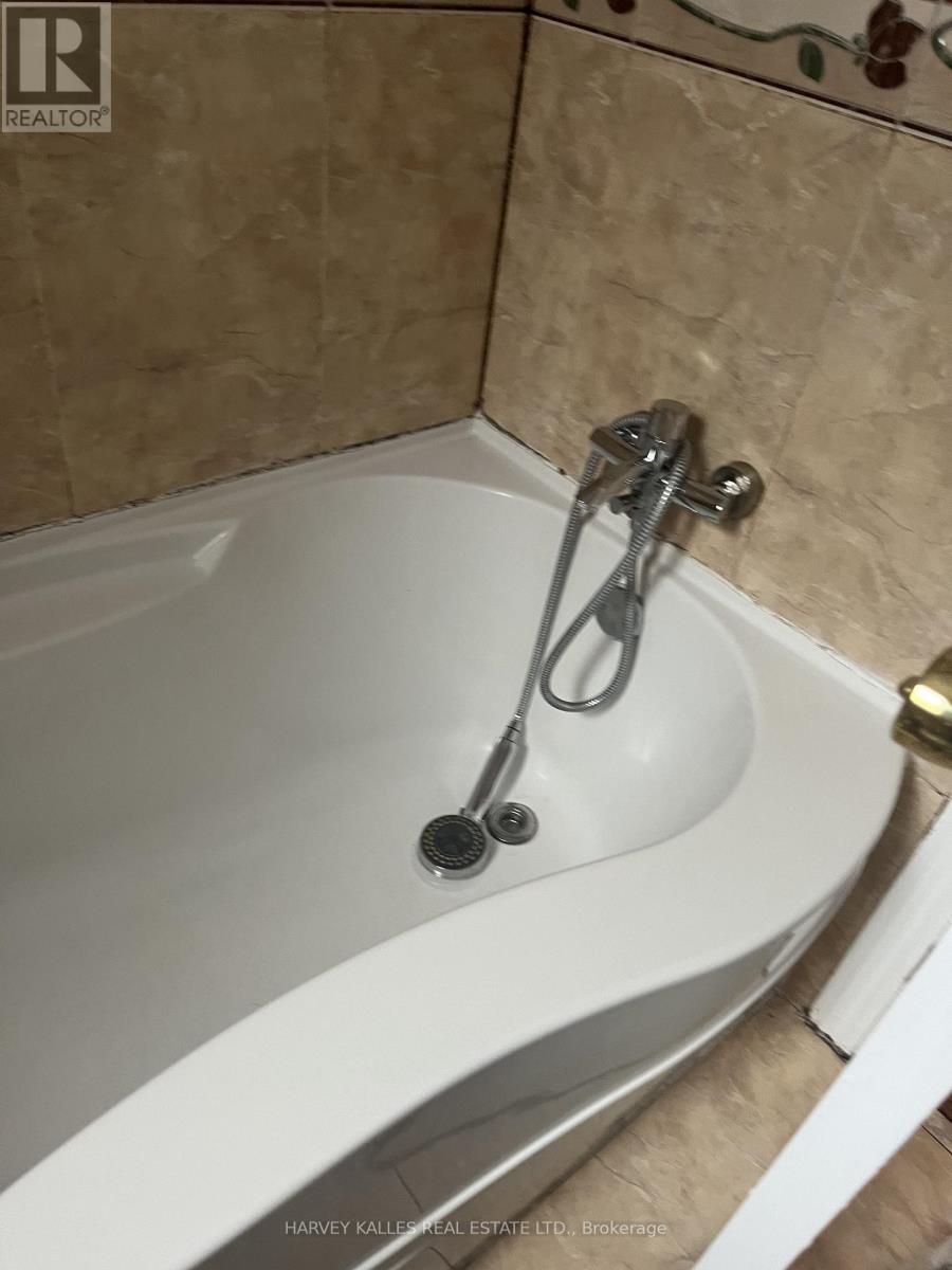 Upper - 916 Bloor Street W, Toronto, Ontario  M6H 1L1 - Photo 13 - W12803848