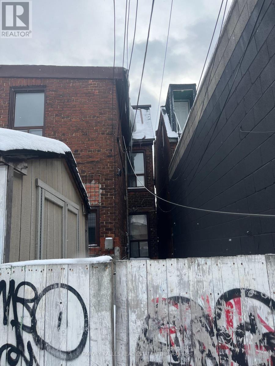 Upper - 916 Bloor Street W, Toronto, Ontario  M6H 1L1 - Photo 19 - W12803848