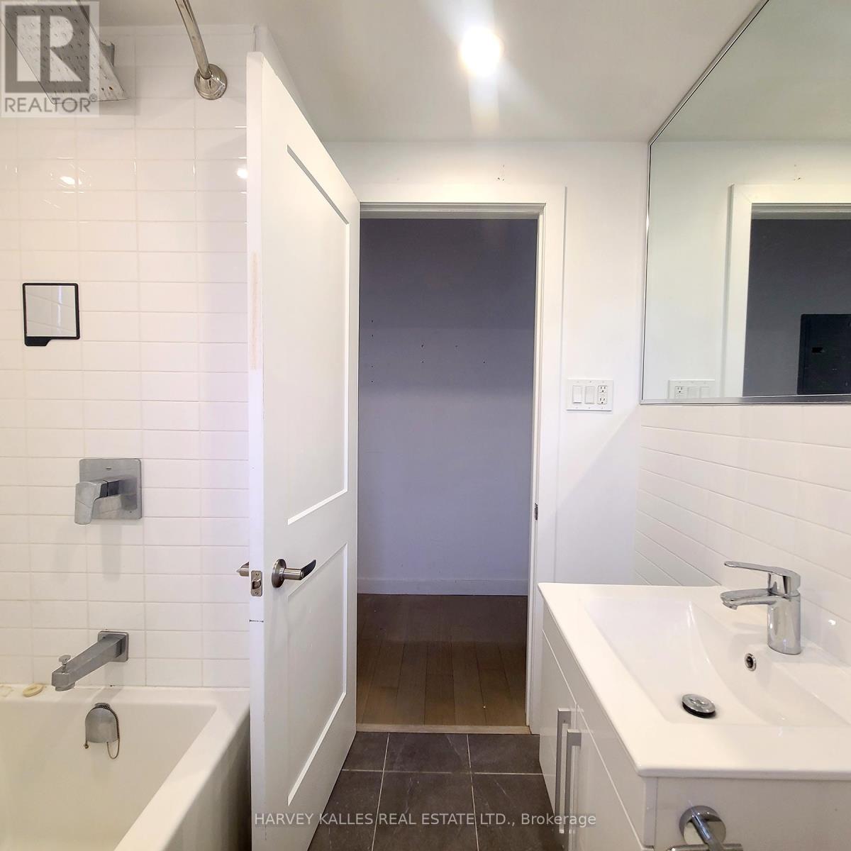 6 - 521 Browns Line, Toronto, Ontario  M8W 3V1 - Photo 4 - W12805506