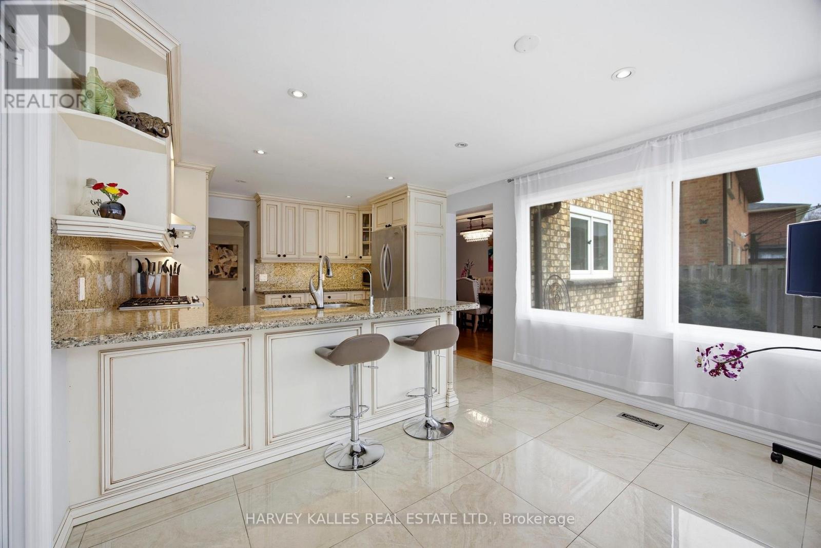 682 Willowbank Trail, Mississauga, Ontario  L4W 3L8 - Photo 16 - W12815034