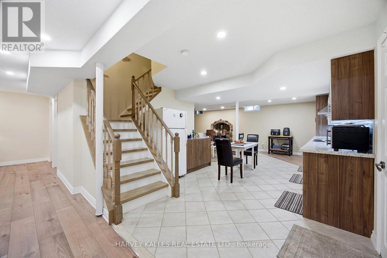 682 Willowbank Trail, Mississauga, Ontario  L4W 3L8 - Photo 32 - W12815034