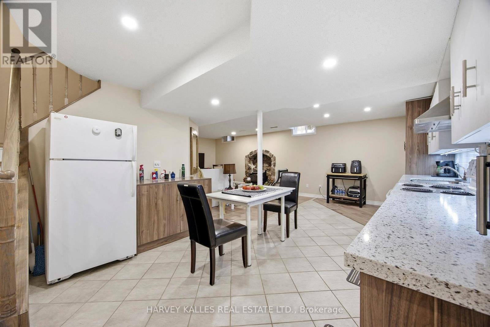 682 Willowbank Trail, Mississauga, Ontario  L4W 3L8 - Photo 33 - W12815034