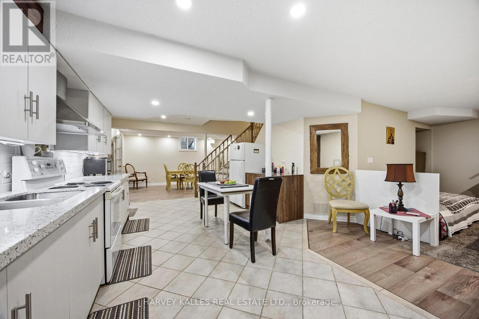 682 Willowbank Trail, Mississauga, Ontario  L4W 3L8 - Photo 34 - W12815034