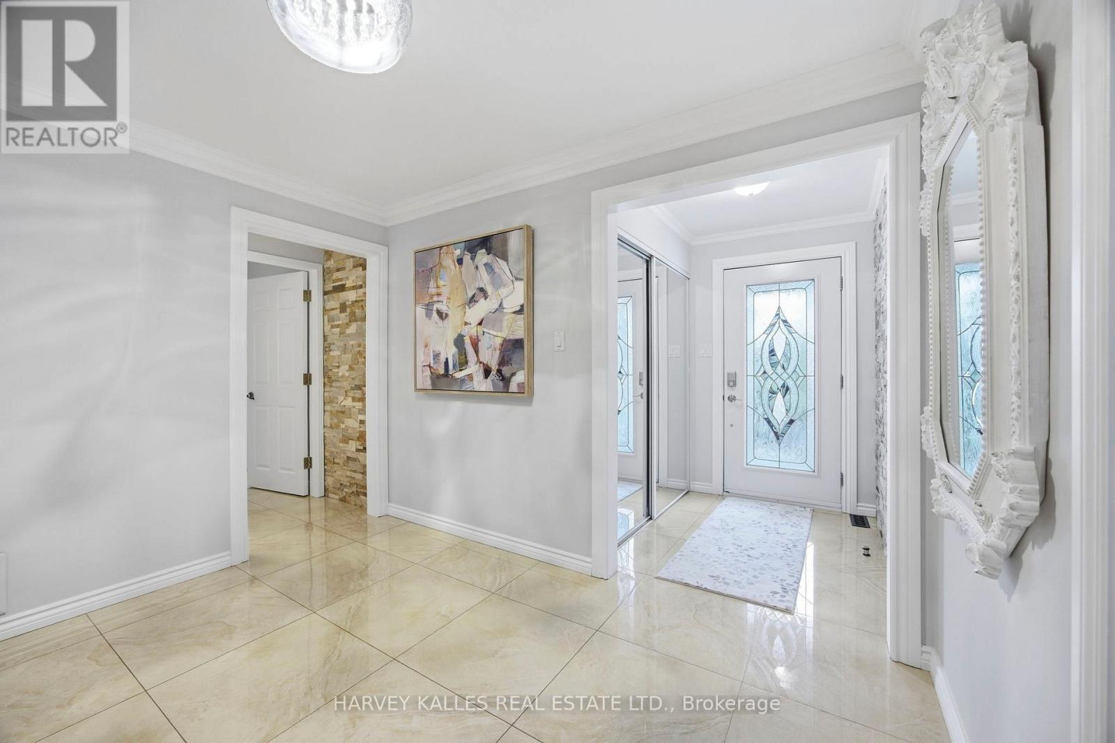 682 Willowbank Trail, Mississauga, Ontario  L4W 3L8 - Photo 4 - W12815034