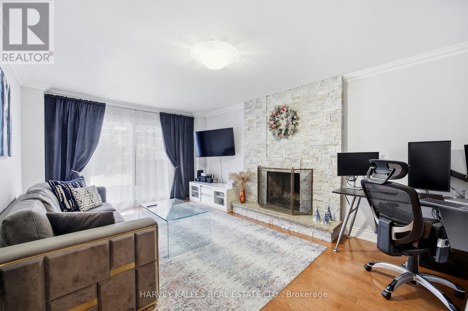 682 Willowbank Trail, Mississauga, Ontario  L4W 3L8 - Photo 5 - W12815034