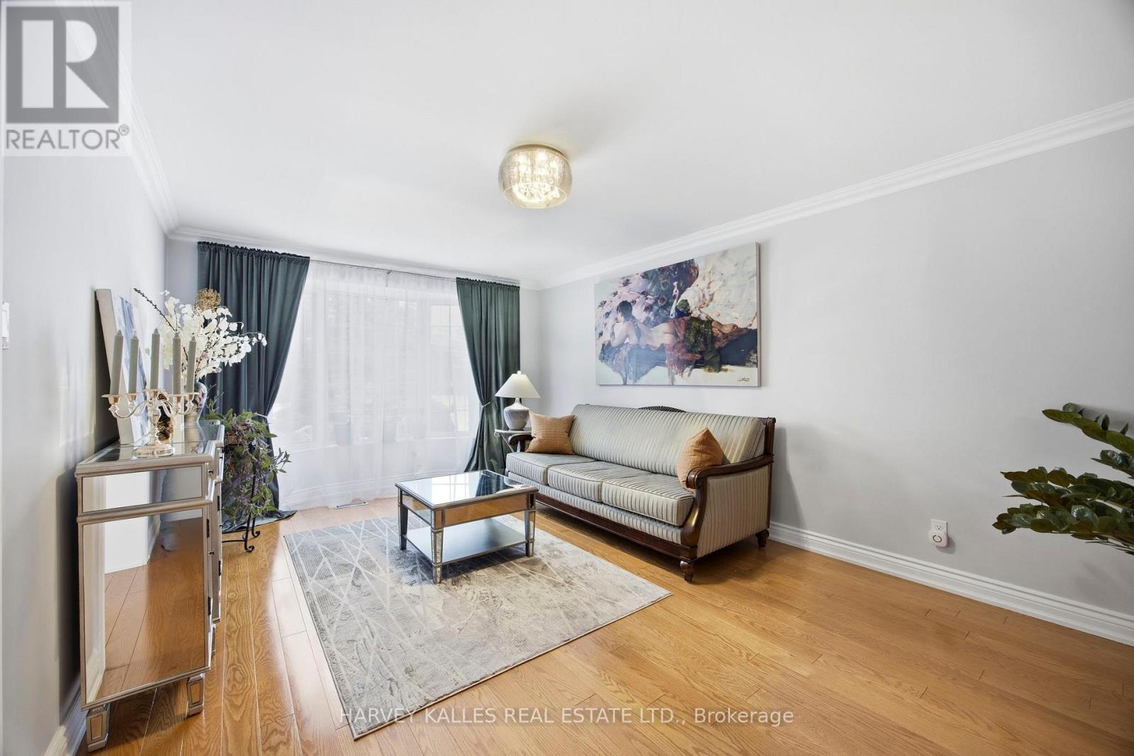 682 Willowbank Trail, Mississauga, Ontario  L4W 3L8 - Photo 8 - W12815034