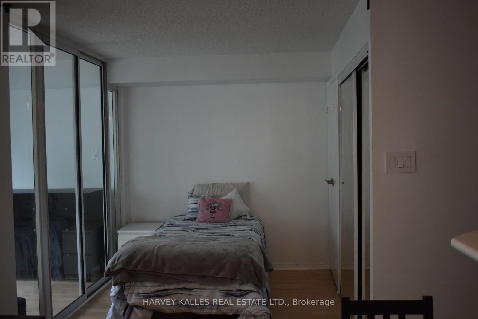 705 - 10 Yonge Street, Toronto, Ontario  M5J 1R4 - Photo 5 - C12820446